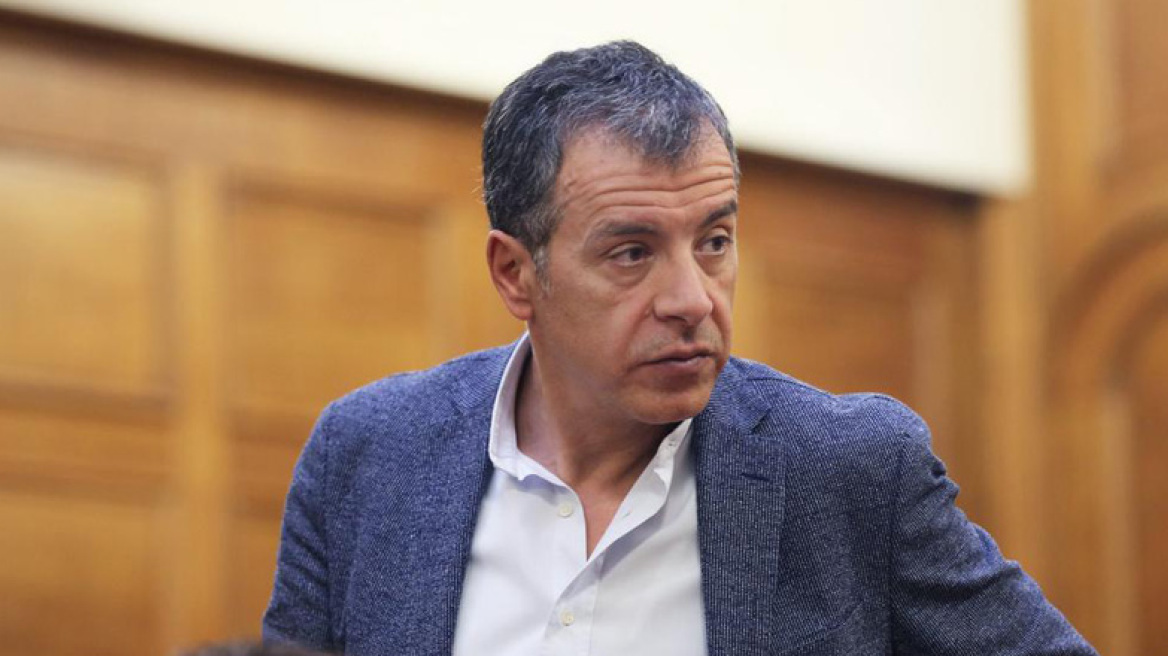 Θεοδωράκης: Όσο δεν παίρνουν αποφάσεις θα κόβουν από μισθούς και συντάξεις  