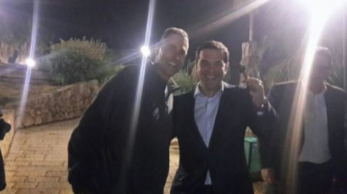 Ισραήλ: Φωτογραφία του Τσίπρα με τον «μάγο των κουταλιών» Γιούρι Γκέλερ