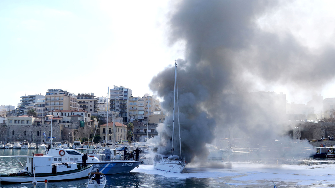 Ερωτηματικά δημιουργεί η φωτιά σε ιστιοφόρο στο λιμάνι του Ηρακλείου