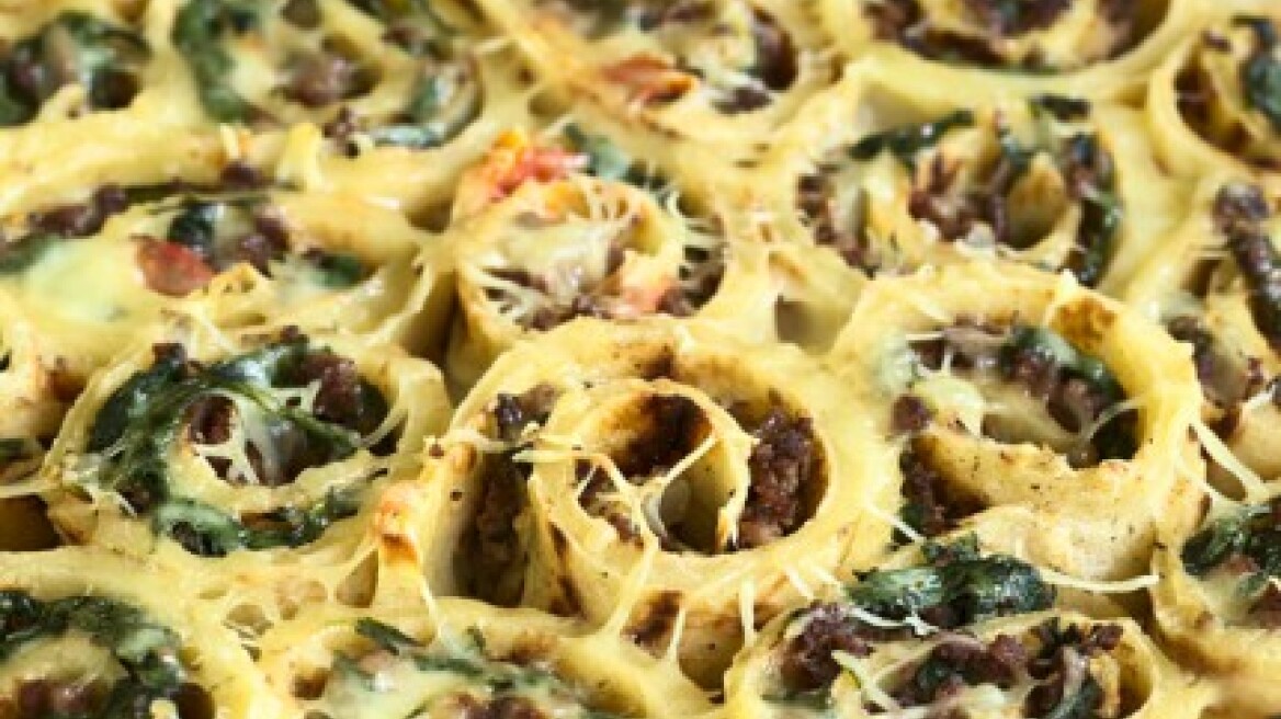 Ρολάκια κρέπας με γέμιση σπανάκι, τυρί και κουκουνάρι