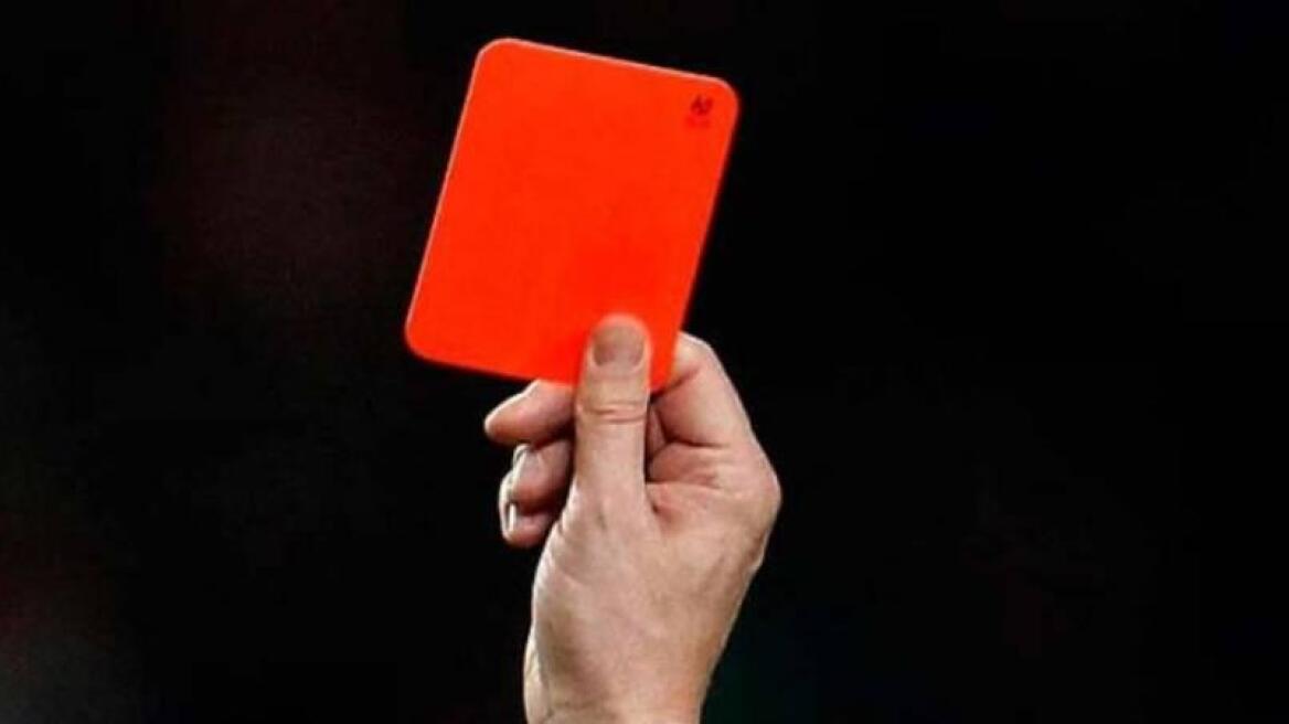 Η αθλητική δικαστής της Football League «έσβησε» κόκκινη κάρτα!