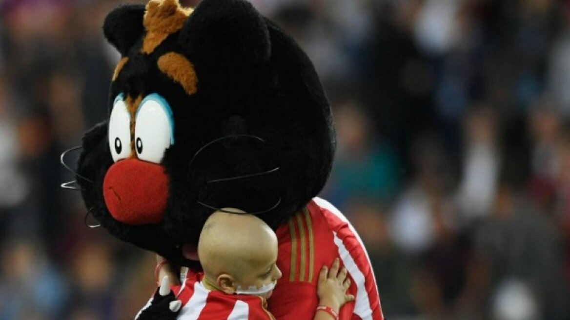 Η αποθέωση των οπαδών της Σουόνσι στο μικρό ήρωα της Σάντερλαντ