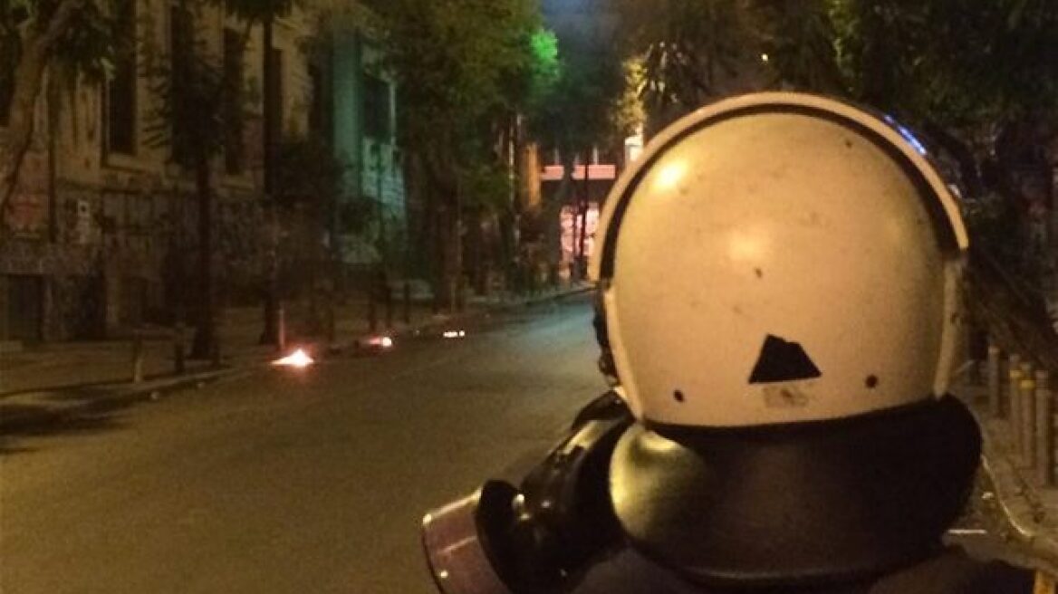 Μολότοφ εναντίον των ΜΑΤ στα Εξάρχεια 