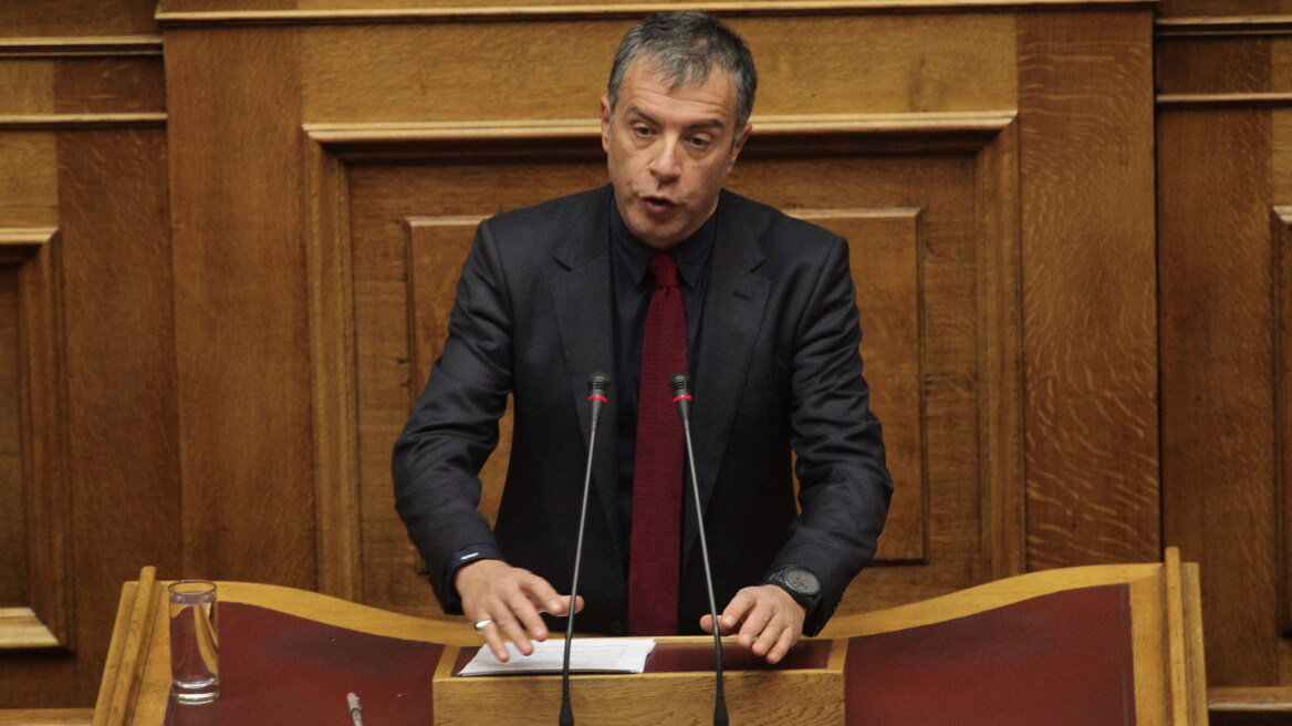 Θεοδωράκης: Η οικονομία πάει καλά, λεφτά περισσεύουν και τα μοιράζουμε, αλλά μετά τις γιορτές τα ξαναπαίρνουν