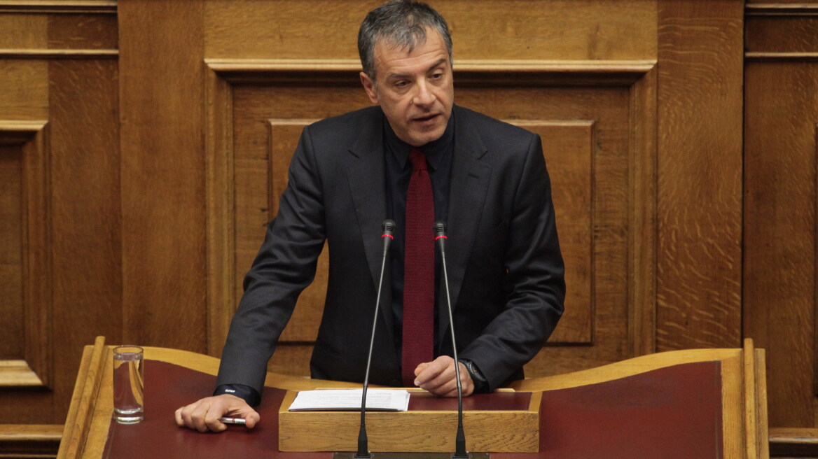 Ο Θεοδωράκης προτείνει να πληρώνουν τις καταστροφές στο κέντρο οι οικογένειες των μπαχαλάκηδων