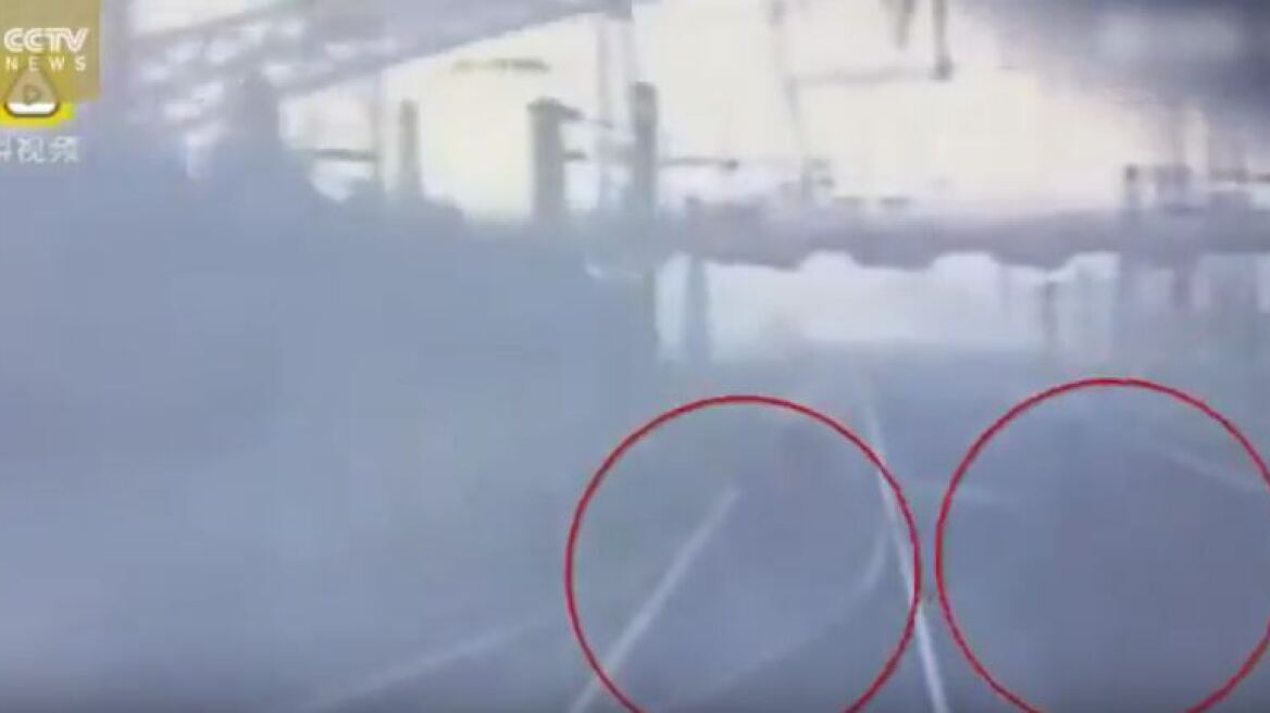Βίντεο-σοκ: Τρένο παρασύρει και σκοτώνει έξι εργάτες πάνω στις σιδηδρομικές γραμμές