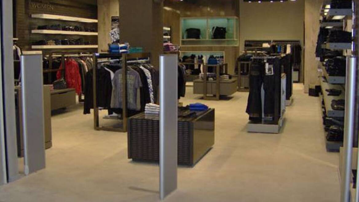 Ιωάννινα: Έβγαζαν τα αντικλεπτικά και έκλεβαν ρούχα