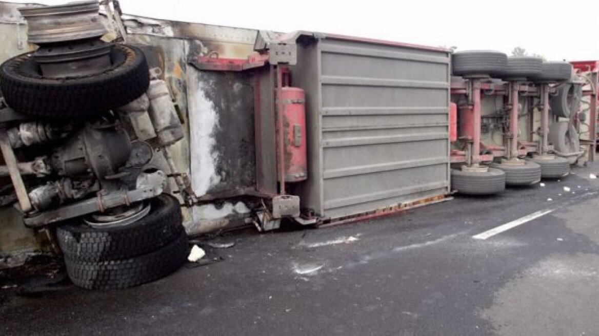 Νταλίκα «δίπλωσε» στην εθνική οδό Αθηνών - Θεσσαλονίκης