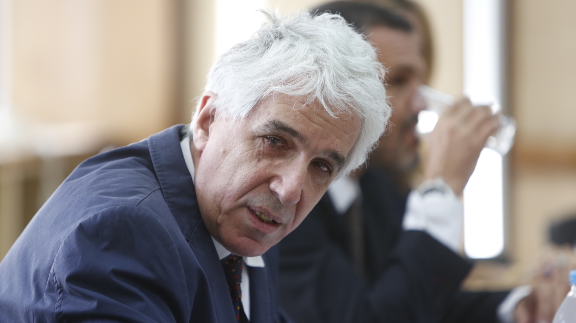 Τι κρύβεται πίσω από τις «βόμβες» Παρασκευόπουλου για Χρυσή Αυγή και σημαία