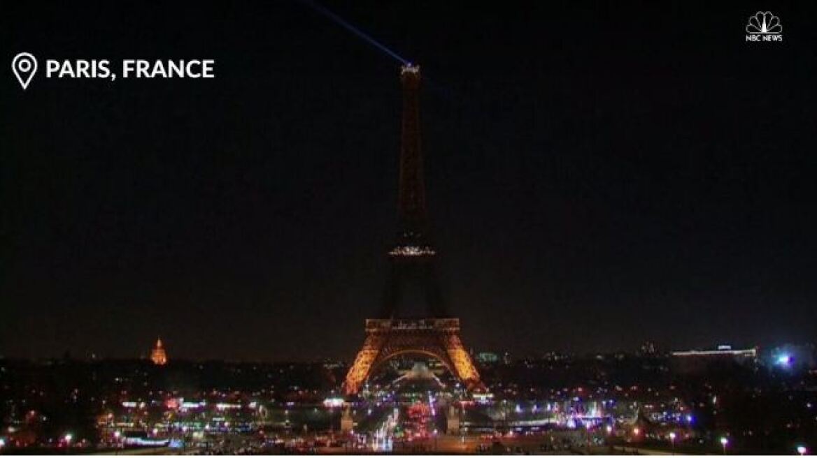 Ο Πύργος του Άιφελ «έσβησε» σε ένδειξη αλληλεγγύης για τα θύματα στο Χαλέπι