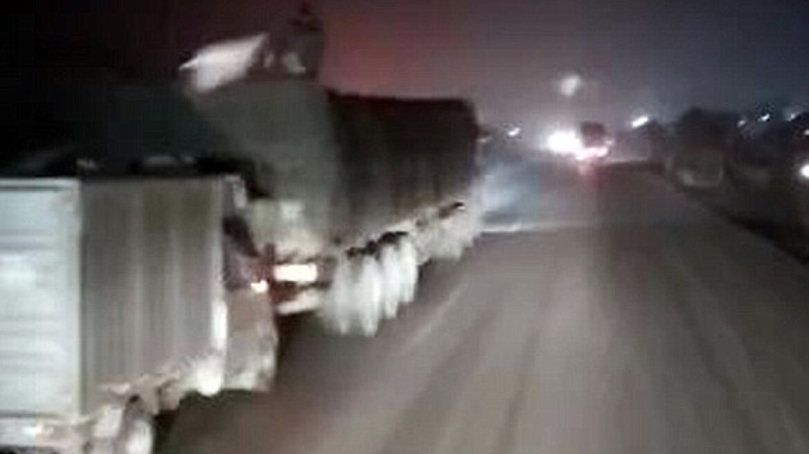 Απίστευτο βίντεο: Κλέφτες αδειάζουν εν κινήσει φορτηγό γεμάτο εμπορεύματα