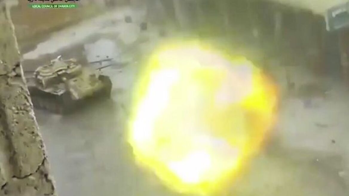 Το τανκ τον βομβαρδίζει αλλά αυτός τραβάει βίντεο