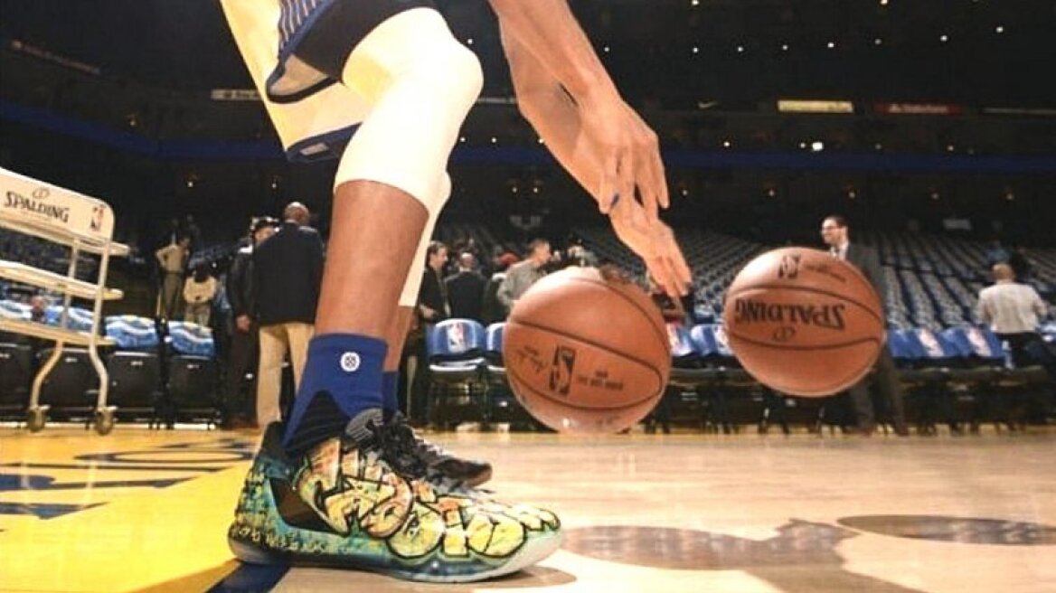 Τρομερά παπούτσια του Κάρι για να τιμήσει τα θύματα του Όκλαντ!