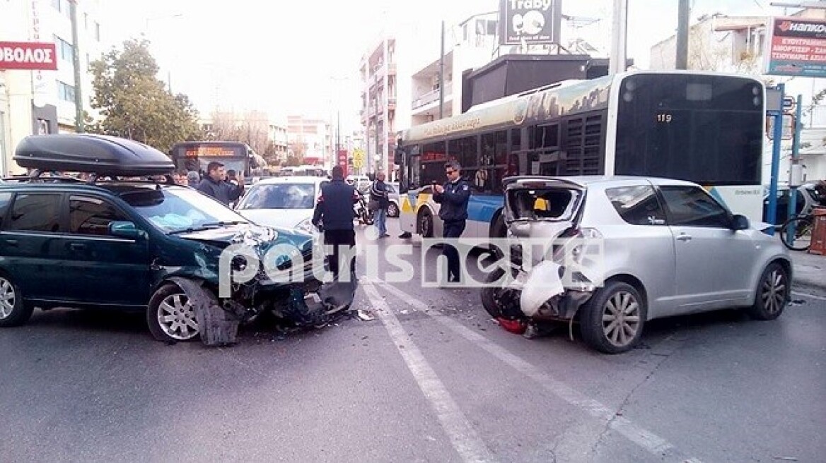 Τροχαίο στο Ίλιον με σοβαρό τραυματισμό, μετά από καραμπόλα 