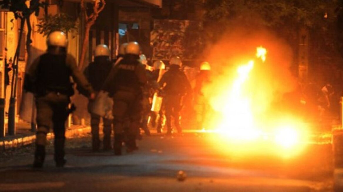 Κύκλος επεισοδίων τα ξημερώματα στα Εξάρχεια - Άγνωστοι πέταξαν πέτρες και μολότοφ σε αστυνομικούς