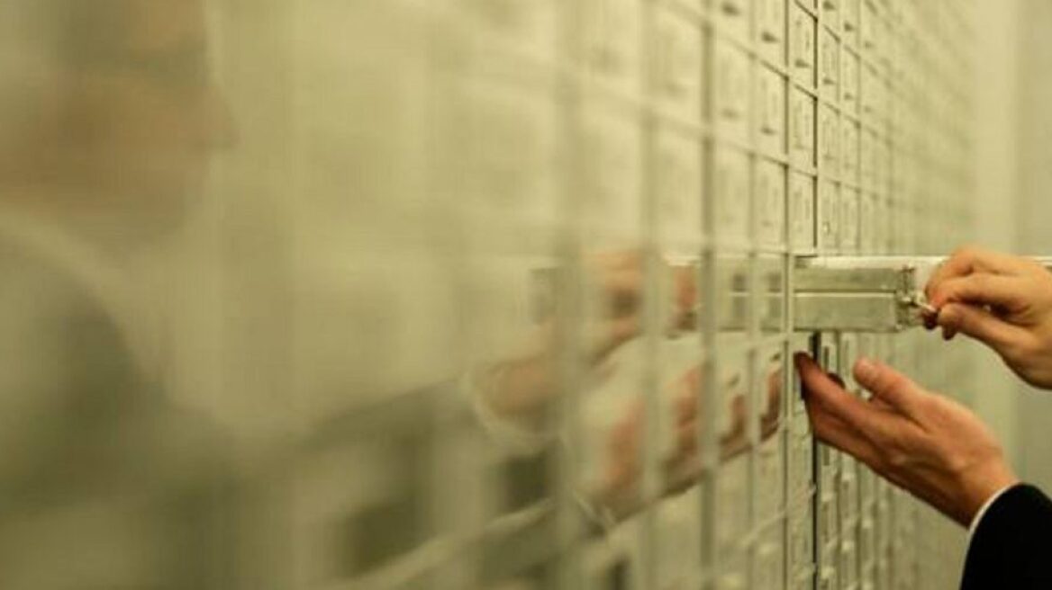 Οι ξένες τράπεζες «δίνουν» τους Έλληνες που έχουν καταθέσεις στο εξωτερικό