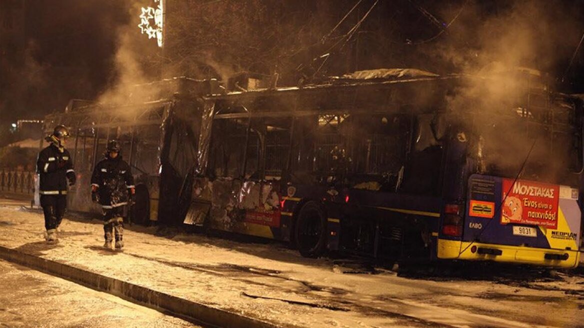 Anarchists torch 3 trolleys in Athens (video-photos)