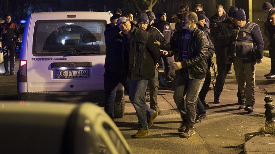 Βίντεο: Ένοπλος πυροβόλησε στον αέρα έξω από την πρεσβεία των ΗΠΑ στην Άγκυρα