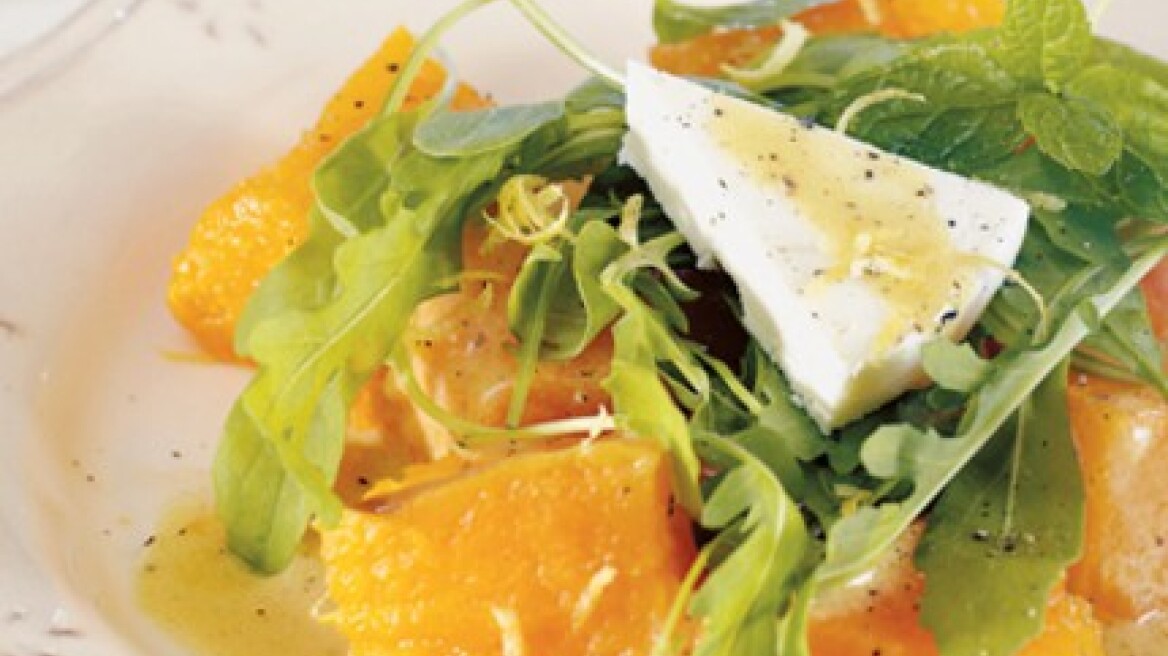 Σαλάτα με ψητή κολοκύθα, μανούρι και ρόκα