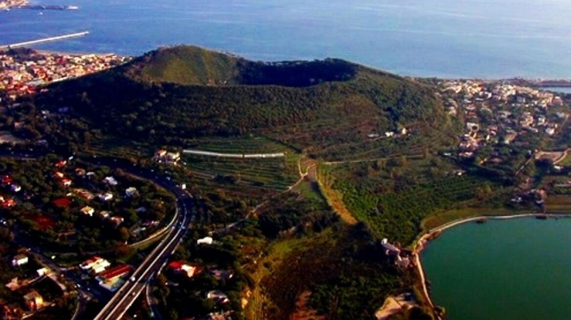 Ανήσυχοι οι επιστήμονες: «Ξύπνησε» το ηφαίστειο στα Φλεγραία Πεδία της Νάπολης