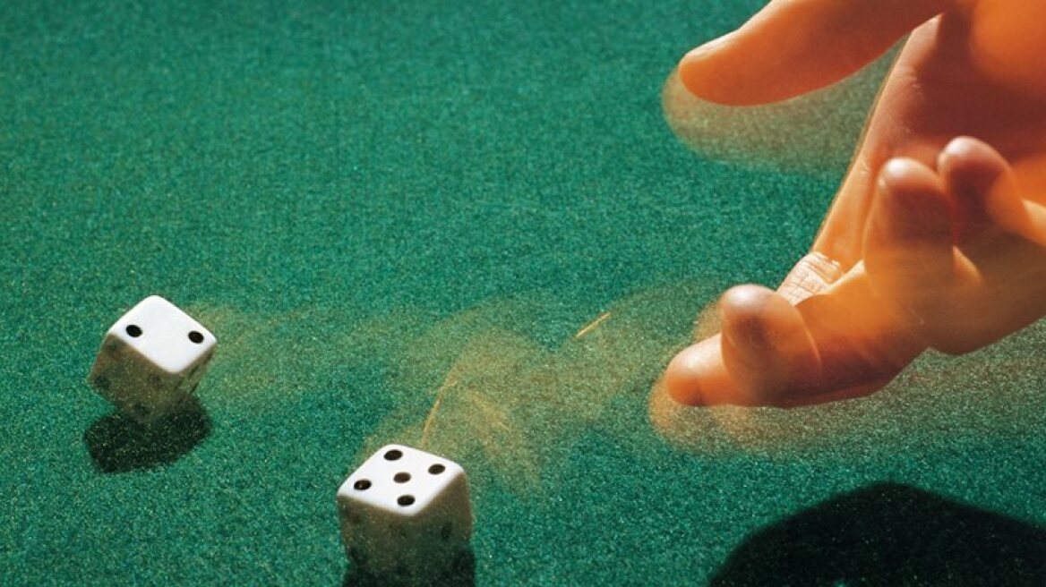 Ζάρια και τσαμπουκάδες σε καφενείο στα Χανιά