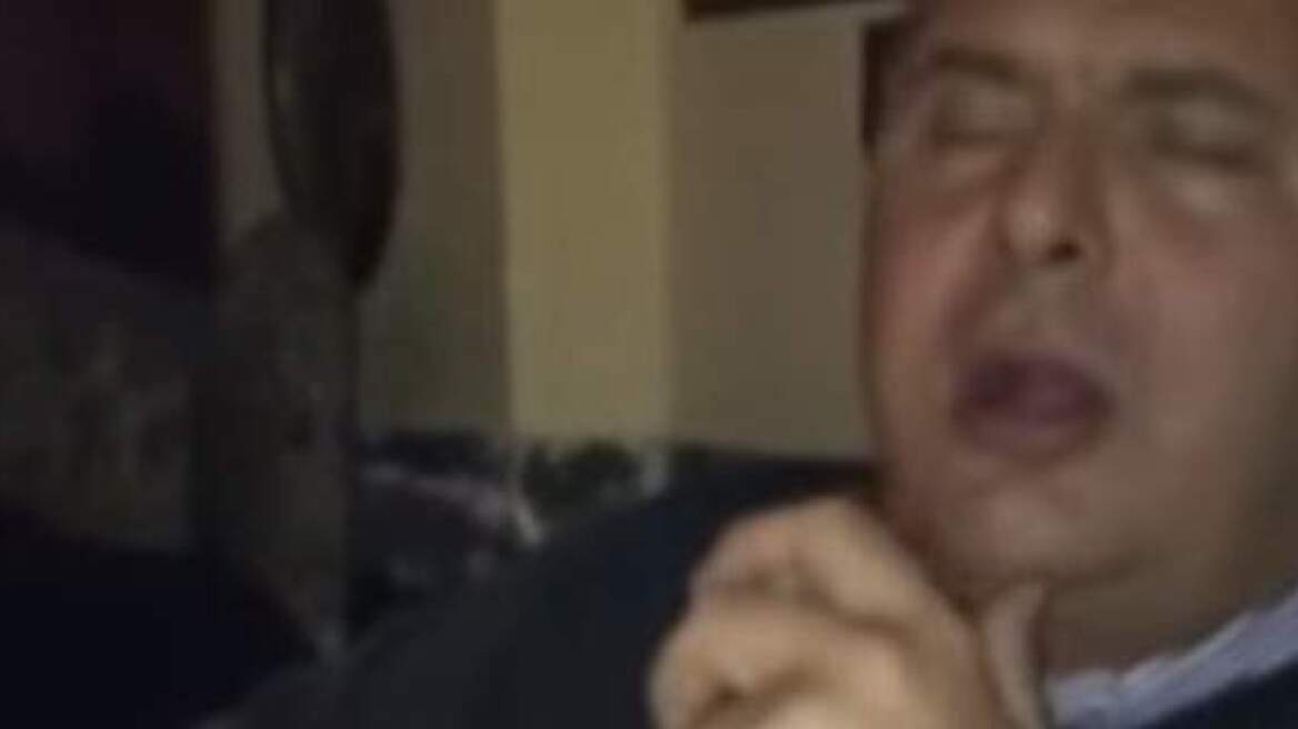 Βίντεο: O Πάνος Καμμένος τραγουδάει το «Βρέχει στη φτωχογειτονιά»