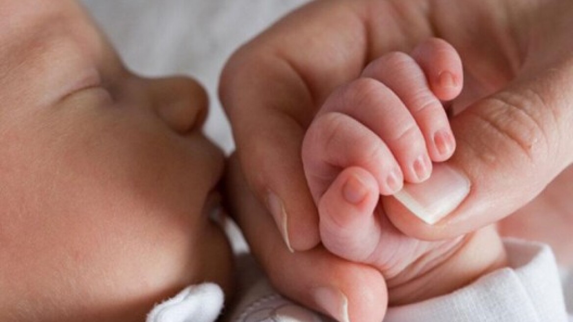 Νέα εποχή στην εξωσωματική με τη γέννηση μωρού από τρεις γονείς