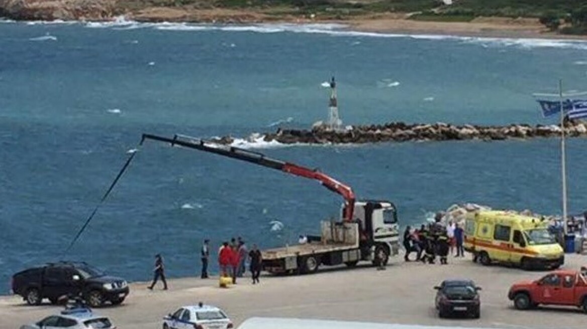 Τραγωδία στη Ραφήνα: Νεκρή ανασύρθηκε οδηγός που έπεσε στη θάλασσα με το αμάξι