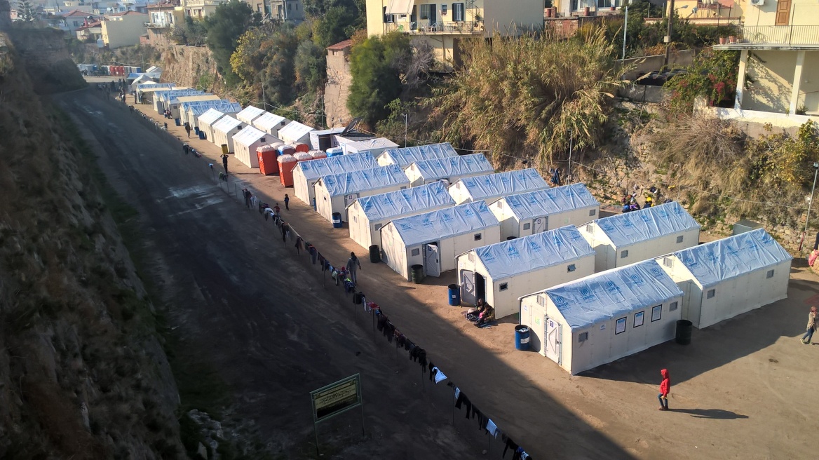 Χίος: Παραμένουν χωρίς ρεύμα, νερό και θέρμανση οι πρόσφυγες στη Σούδα