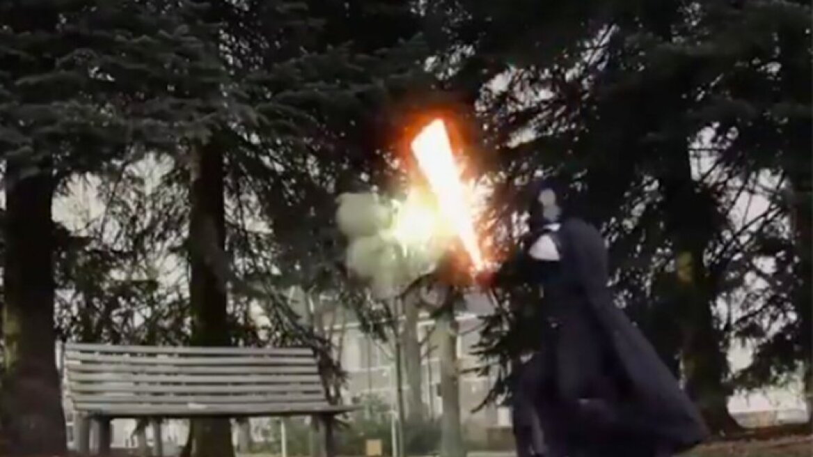 Βγήκαν τα φωτόσπαθα μεταξύ Ted και Darth Vader