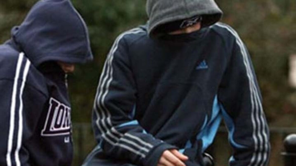 Καλαμάτα: Ανήλικο ζευγάρι έσπαζε αντικλεπτικά και έκλεβε ρούχα