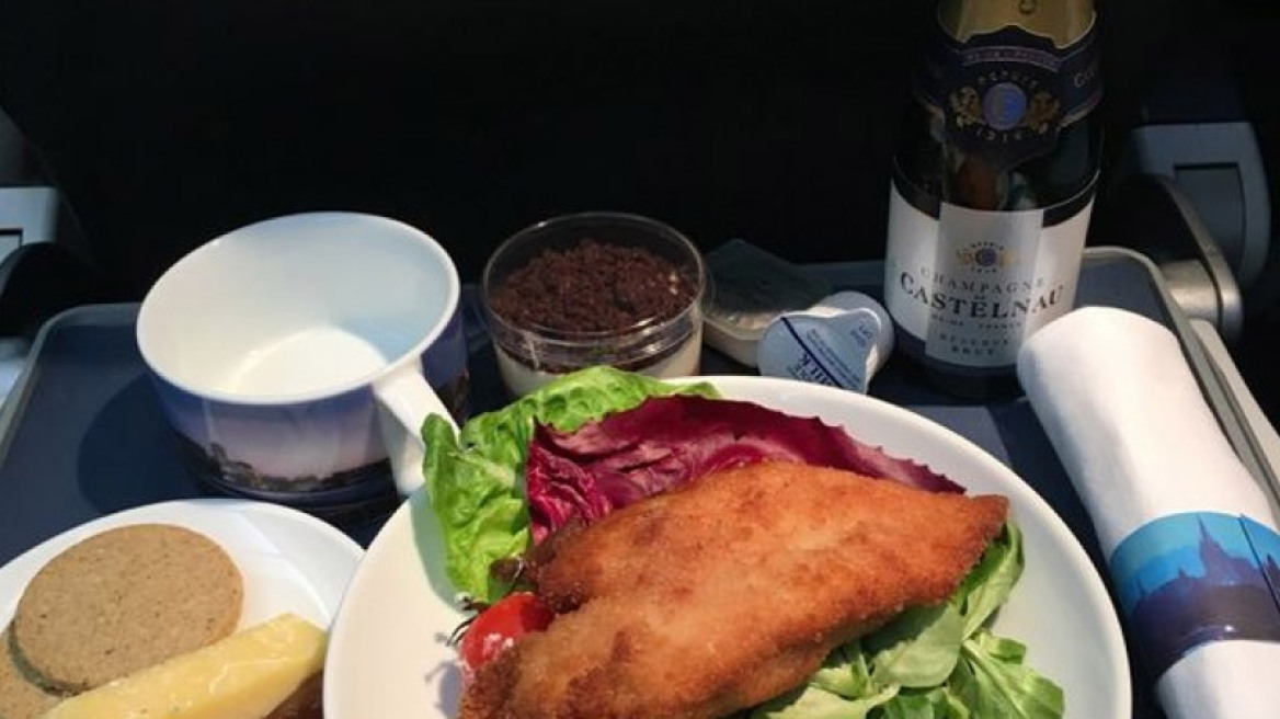 Πώς ταξίδεψαν μόνες πρώτη θέση και με άφθονη σαμπάνια για μόλις 90 ευρώ