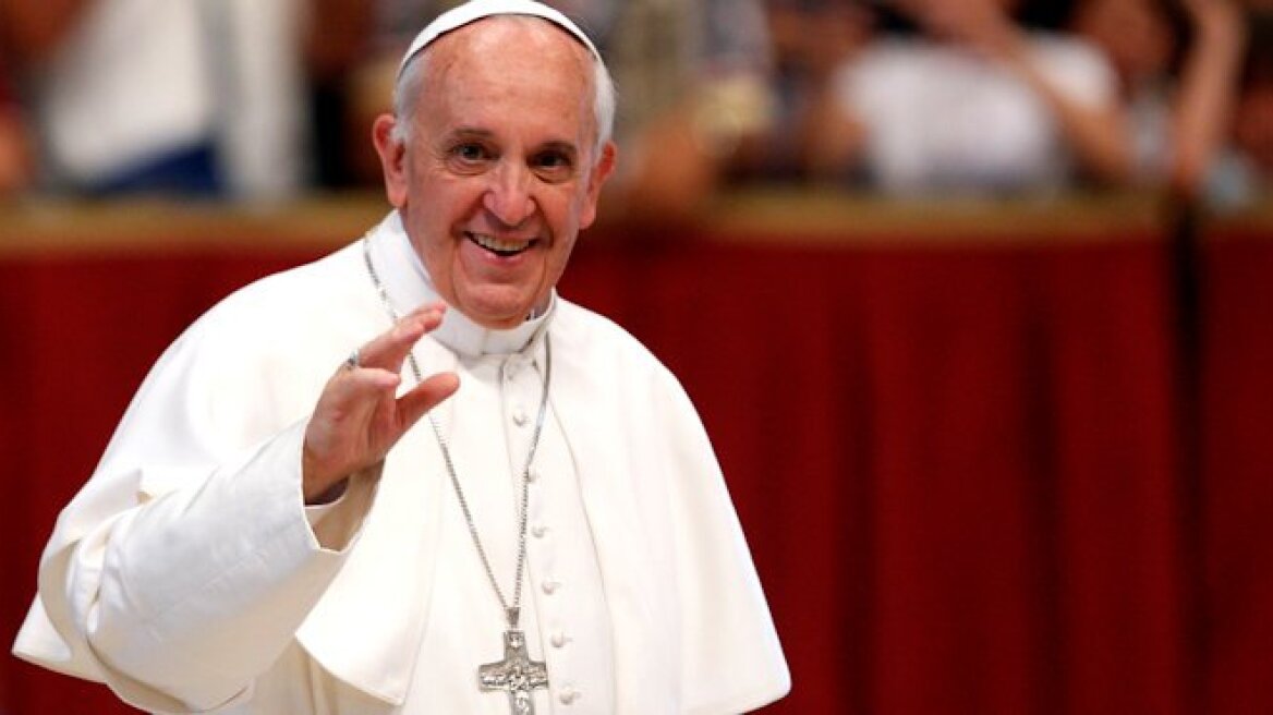 Ο Πάπας ευχήθηκε «Καλά Χριστούγεννα» από την... τηλεόραση