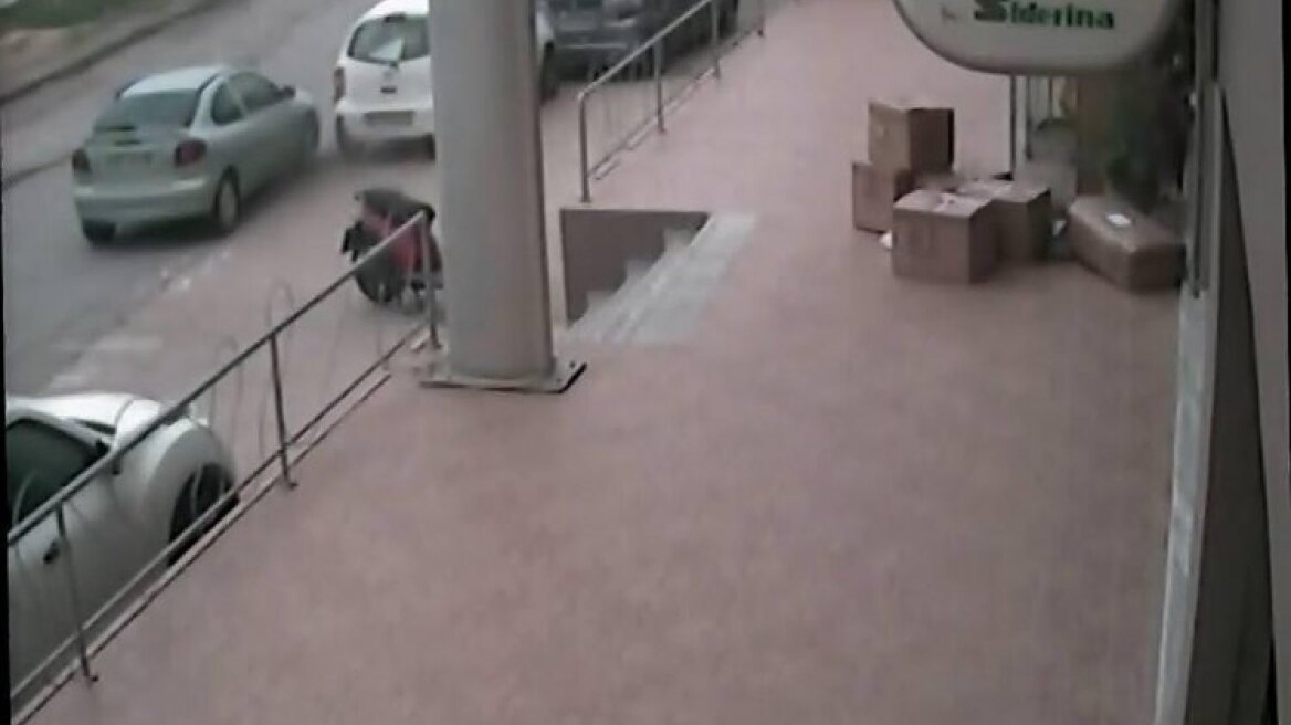 Βίντεο: Τροχαίο με εγκατάλειψη στο Ηράκλειο - Τραυματίστηκε βρέφος 