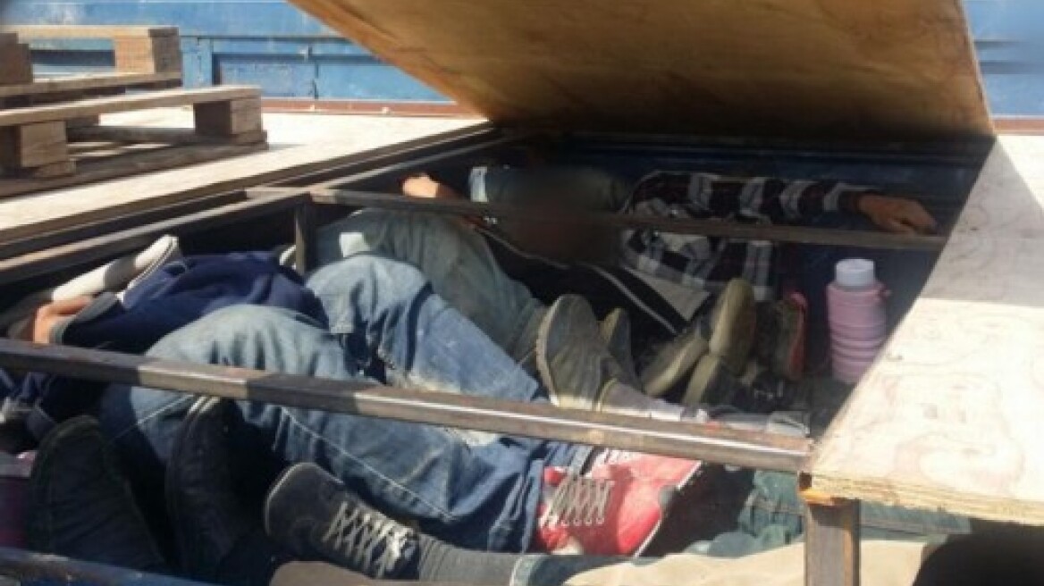 Πάτρα: Εντοπίστηκαν 23 μετανάστες ανάμεσα στα... εμφιαλωμένα νερά