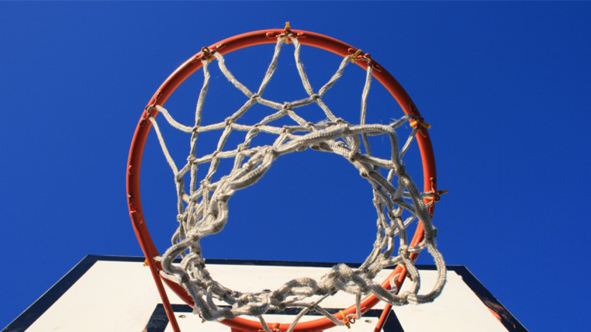 Parents sue highschool for not allowing daughter to paly on boy’s basketball team