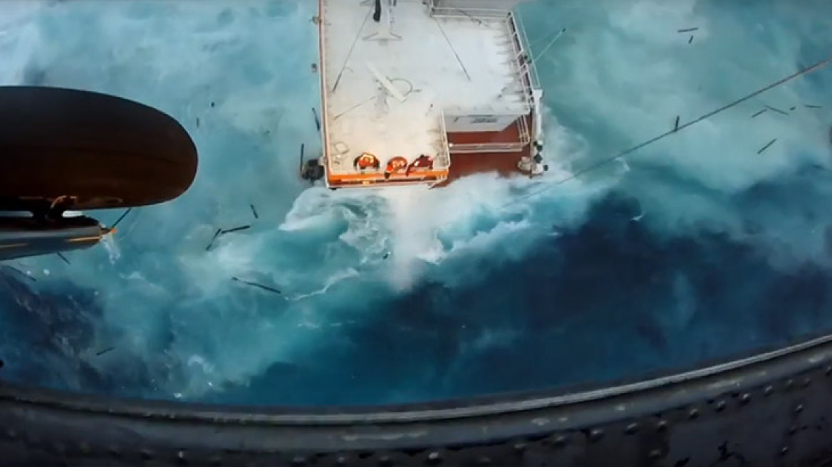  The dramatic rescue of 9 sailors from a sinking ship! (VIDEO + PHOTOS)
