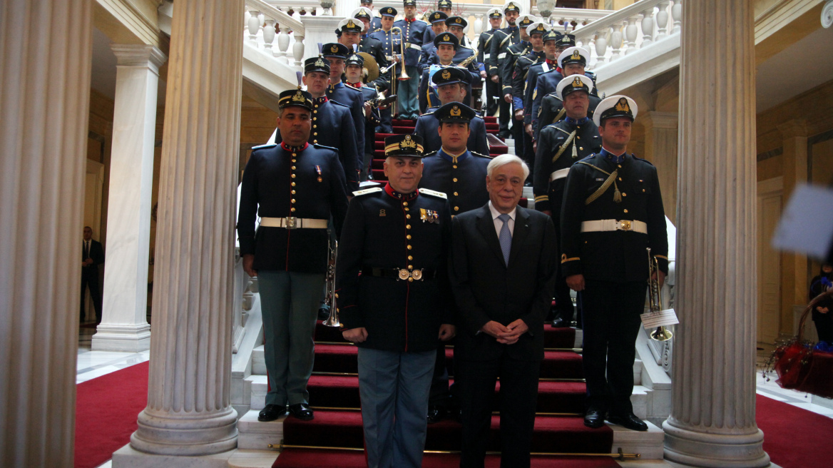 Με μαντινάδα για τις προκλήσεις Ερντογάν τα κάλαντα στον Παυλόπουλο: Το Αιγαίο το βαστούν οι Έλληνες φαντάροι