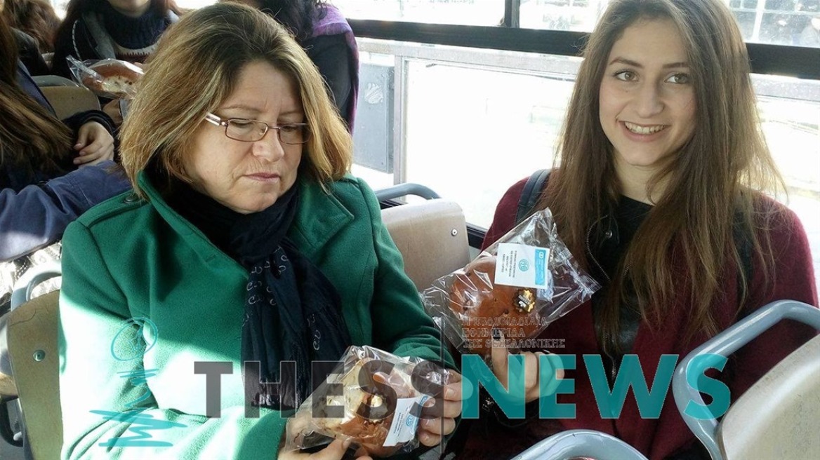 Βίντεο: Ελεγκτές του ΟΑΣΘ μοιράζουν τσουρεκάκια στους επιβάτες