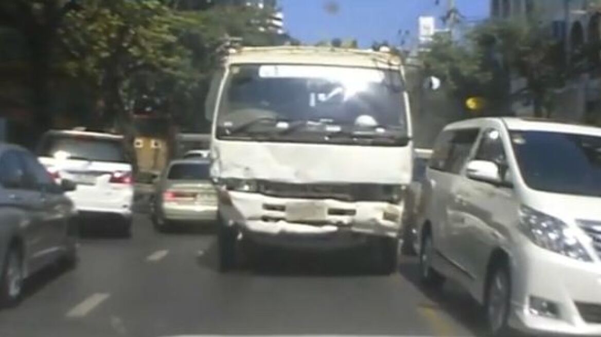 Βίντεο: Τον παράτησε η γυναίκα του και σμπαράλιασε 41 αμάξια