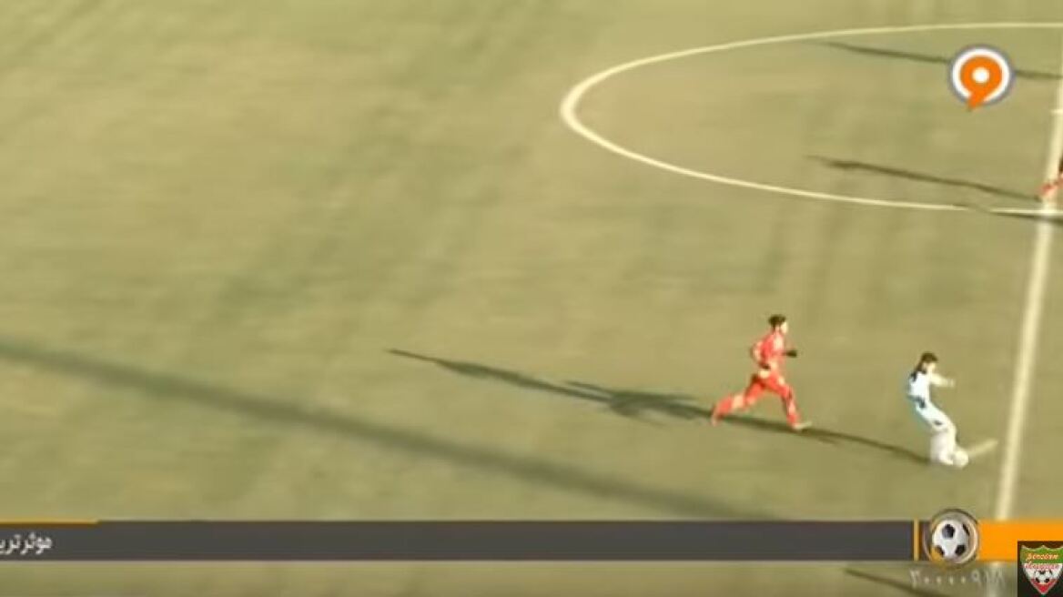 Βίντεο: Έβαλε αυτογκόλ από τη... σέντρα του γηπέδου!