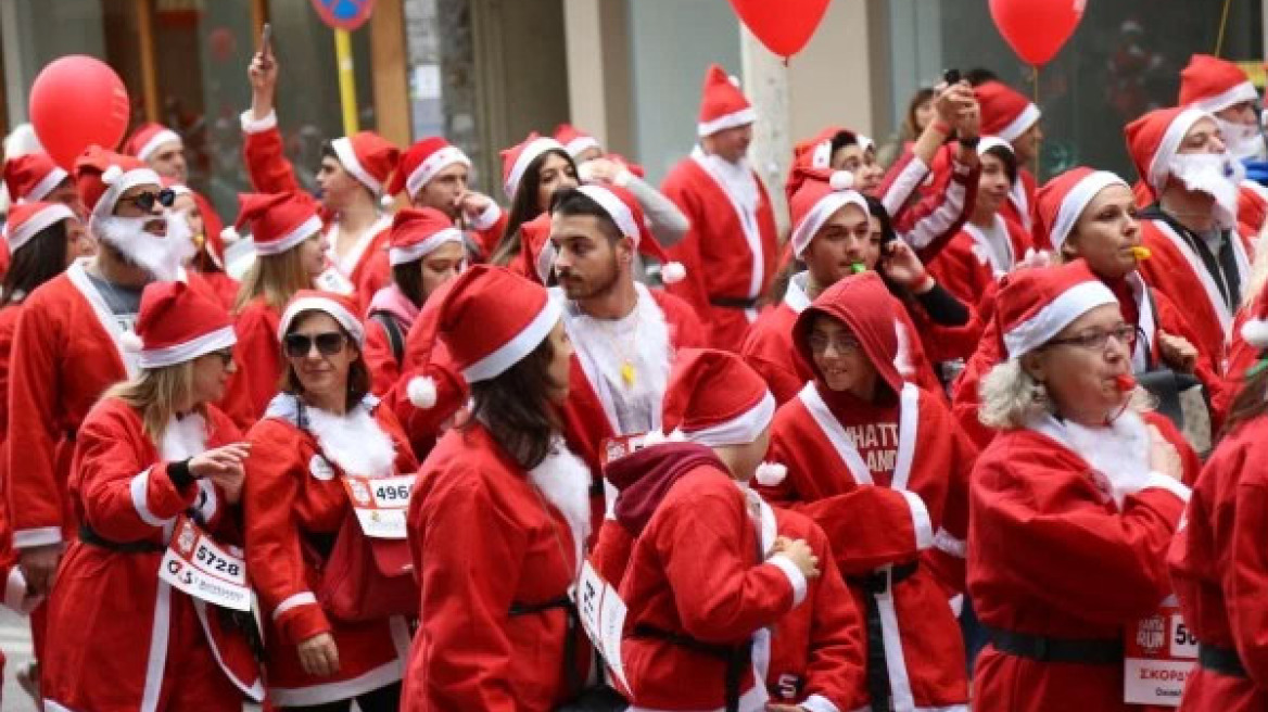 Πλημμύρισε από… Άγιους Βασίληδες η πόλη των Χανίων
