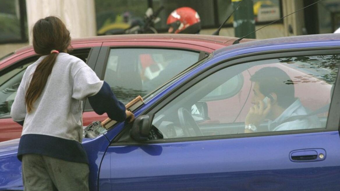 Συνελήφθη Ρουμάνος που υποχρέωνε το γιο του και άλλα παιδιά να ζητιανεύουν