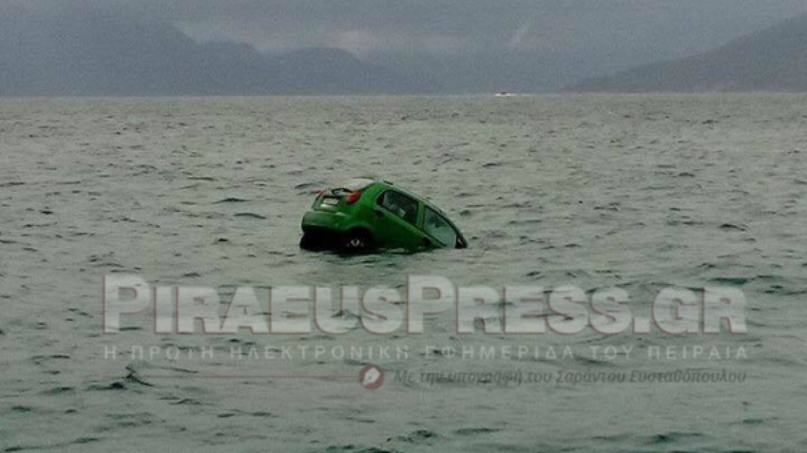 Αυτοκίνητο έπεσε στη θάλασσα στο λιμάνι της Αίγινας