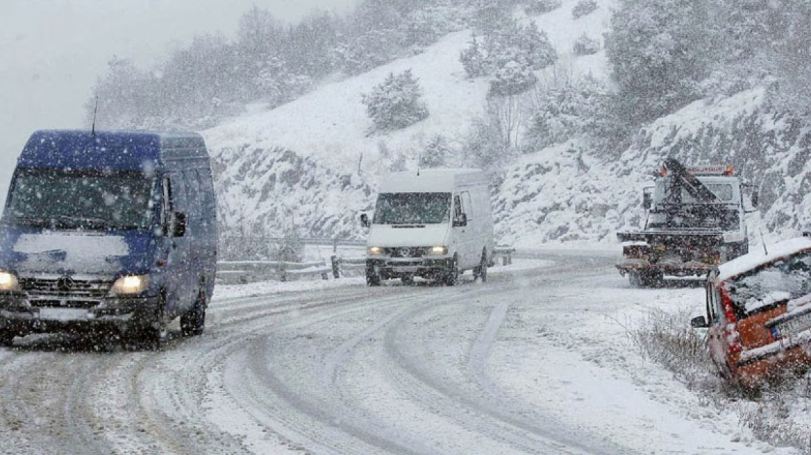 Διακοπές κυκλοφορίας και αλυσίδες λόγω χιονιά 