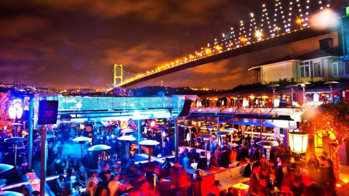 Κωνσταντινούπολη: Ιταλοί κρύφτηκαν κάτω από τα τραπέζια και γλίτωσαν από τη μανία του μακελάρη