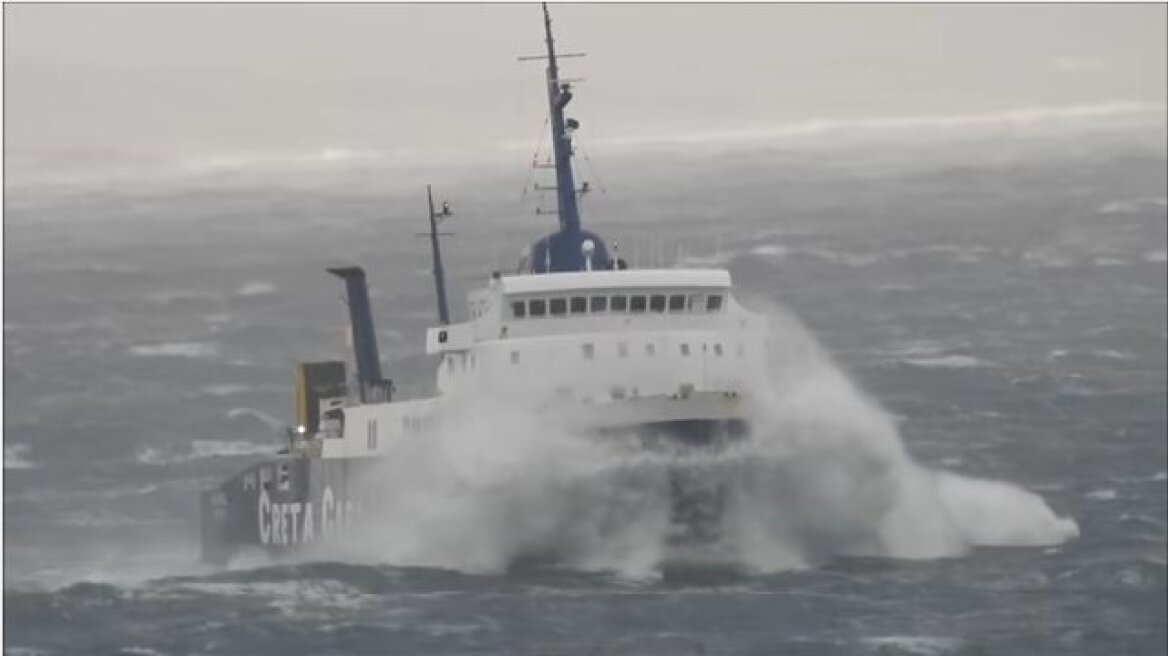Βίντεο: Πλοίο «παλεύει» με τα πελώρια κύματα ανοικτά της Μυκόνου