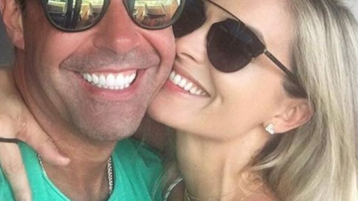 Ο Αλβάρο ποζάρει αγκαλιά με τη νέα σύντροφο και τα παιδιά του 