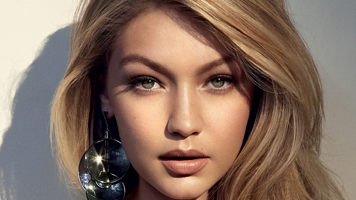 Μόνο ο Versace κατάφερε να την... βγάλει απο τα ρούχα της!