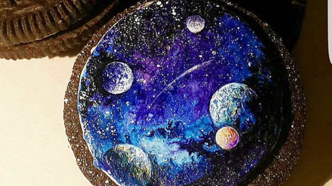 Έργα τέχνης πάνω σε ένα μπισκοτάκι Oreo